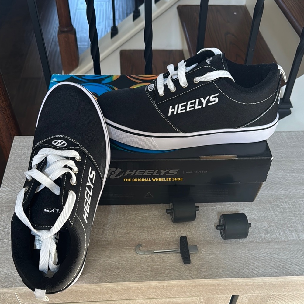 Heelys Classic Black and White Skate Shoes New condition